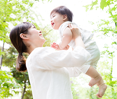 一個女人抱著一個嬰兒的形象