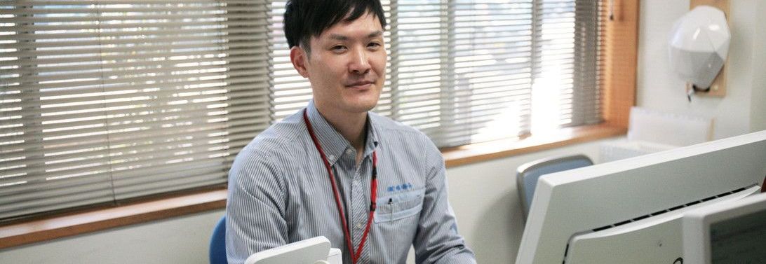 笑顔の男性の画像