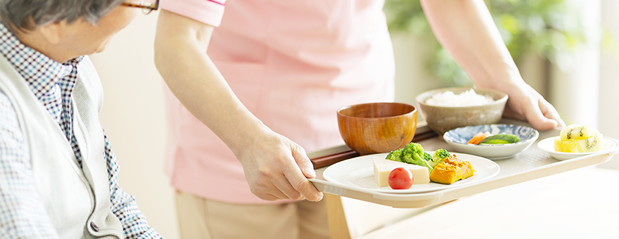 Gambar menyajikan makanan untuk seorang wanita tua