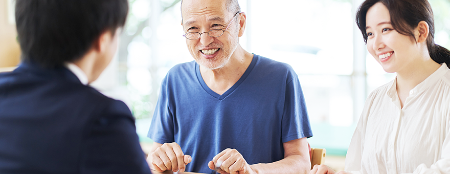 男性スタッフに笑顔を向ける親子の画像